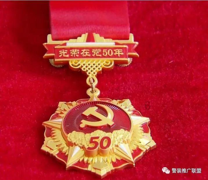 西班牙莱昂纳尔公主参加军事训练，英姿飒爽气质加分，国王费利佩一脸宠溺